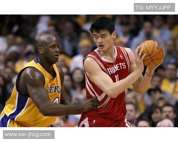 姚明球迷热情互动握手瞬间展现篮球精神与友谊的力量